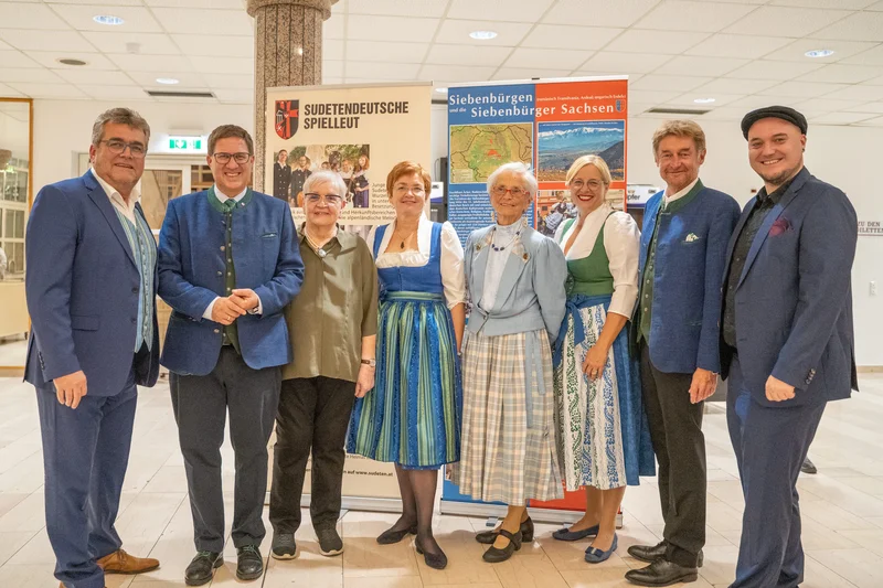 RawmanPictures - Sebastian Schiefermayr | Volkstanzfest | Gruppe in festlicher Tracht bei Kulturveranstaltung, traditionelle Mode, gemeinsames Erlebnis.