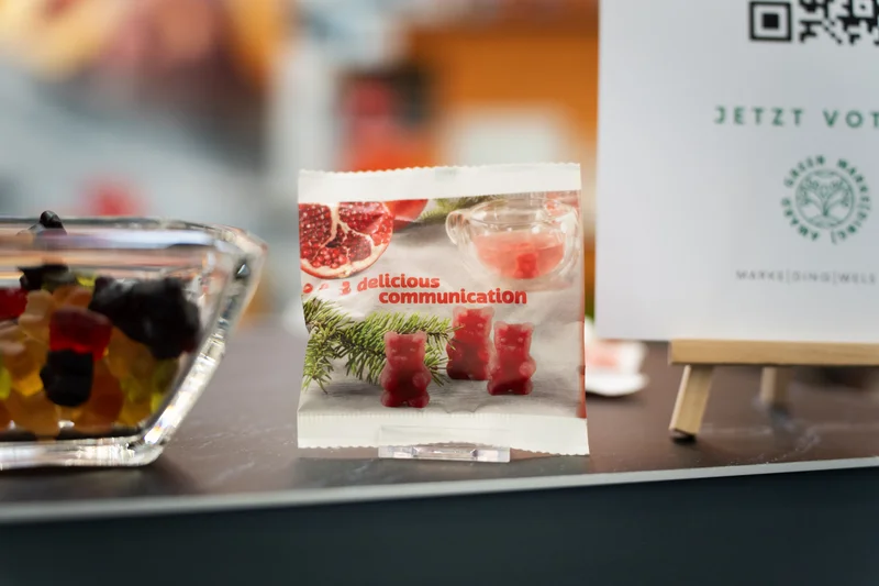 RawmanPictures - Sebastian Schiefermayr | Marke[ding] Wels | Nahaufnahme von Fruchtgummis in Verpackung auf einem Event. Marketing, Promotion, Süßigkeiten.