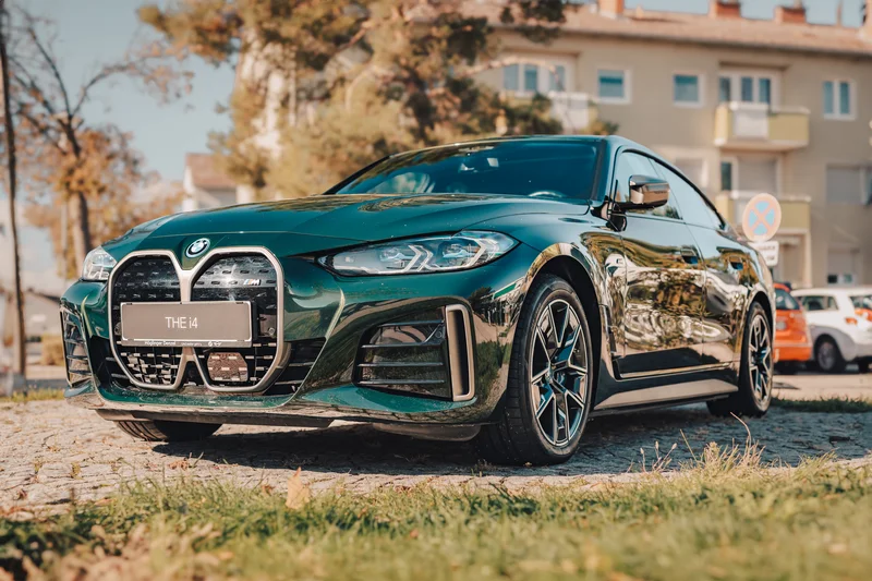 RawmanPictures - Sebastian Schiefermayr | Maskenausstellung | Elegantes Auto in städtischer Umgebung, glänzend und modern für Autoliebhaber-Fotografie.