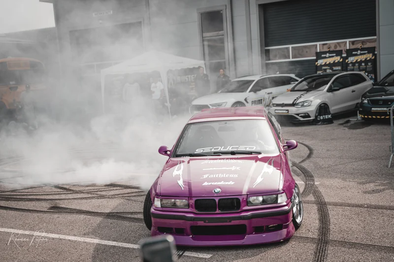 RawmanPictures - Sebastian Schiefermayr | Russnsoda Summer Closing | Drift-Show: Lila BMW zeigt atemberaubende Stunts auf Event. Autotuning, Motorsport-Highlight.