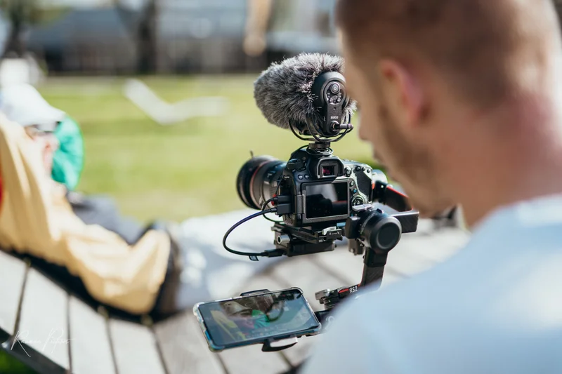 RawmanPictures - Sebastian Schiefermayr | Musikvideodreh "Flinz Asozial" | Filmproduktion im Freien: Videograf mit Kamera und Mikrofon erstellt atemberaubende Inhalte.