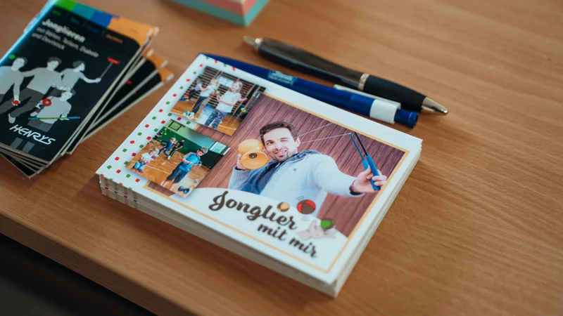 RawmanPictures - Sebastian Schiefermayr | Jonglierworkshop Marchtrenk | Bunte Karten und Stifte auf Holztisch, perfekt für kreative Fotografie-Inspiration.