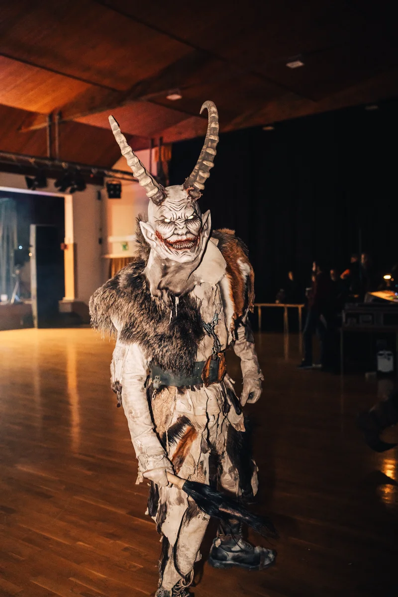 RawmanPictures - Sebastian Schiefermayr | Krampusnacht 2025 | Krampus-Kostüm bei Event: Traditionelle Festfotografie, lebendige Brauchtumskultur, Eventdokumentation.