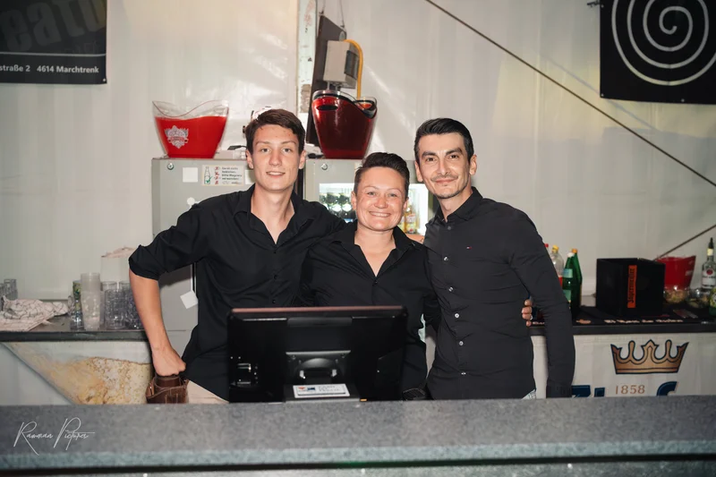 RawmanPictures - Sebastian Schiefermayr | Stadtfest-Marchtrenk  | Gruppe von Barkeepern bei einer Veranstaltung - Eventfotografie, Teamarbeit, Gastfreundschaft.