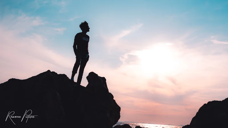 RawmanPictures - Sebastian Schiefermayr | Maturareise Kroatien | Silhouetten-Fotografie am Meer bei Sonnenuntergang für dramatische und inspirierende Szenen.