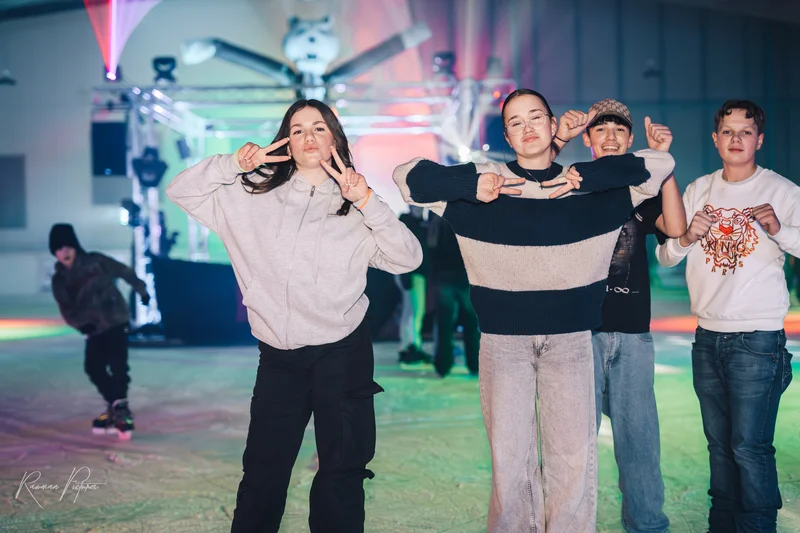 RawmanPictures - Sebastian Schiefermayr | Eisdisco Marchtrenk | Skating Event Fotografie: Jugendliche genießen Spaß und Action auf der Eisbahn.