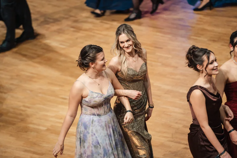 RawmanPictures - Sebastian Schiefermayr | Maturaball HTL1 | Tanzball Fotografie, elegante Kleider, fröhliche Gesellschaft, festliche Atmosphäre, Eventfotograf.