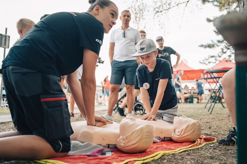 RawmanPictures - Sebastian Schiefermayr | Sommereisdisco | Erste-Hilfe-Training im Freien, lebensrettende Maßnahmen, CPR-Lernveranstaltung.