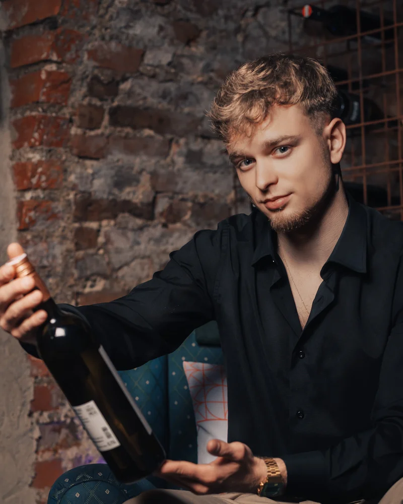 RawmanPictures - Sebastian Schiefermayr | Portraitshooting Kevin F. | Weinverkostung in rustikalem Kellerambiente. Perfekt für stilvolle Lifestyle-Fotografie.