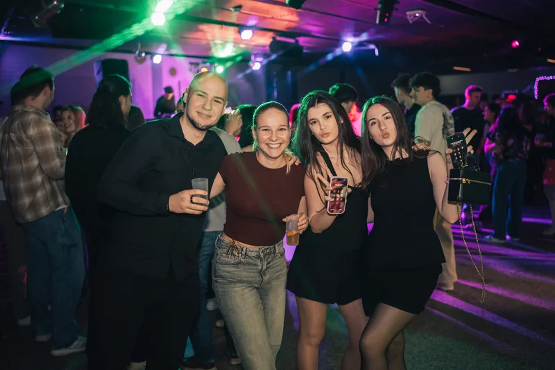 RawmanPictures - Sebastian Schiefermayr | JKU Mensafest | Eine dynamische Partyaufnahme mit Freunden beim Feiern in buntem Disco-Licht.
