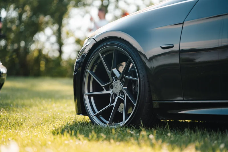 RawmanPictures - Sebastian Schiefermayr | Motortag Feldkirchen | Elegantes Autofotografie-Detail mit stilvollen Felgen und glänzendem Lack im Sonnenlicht.