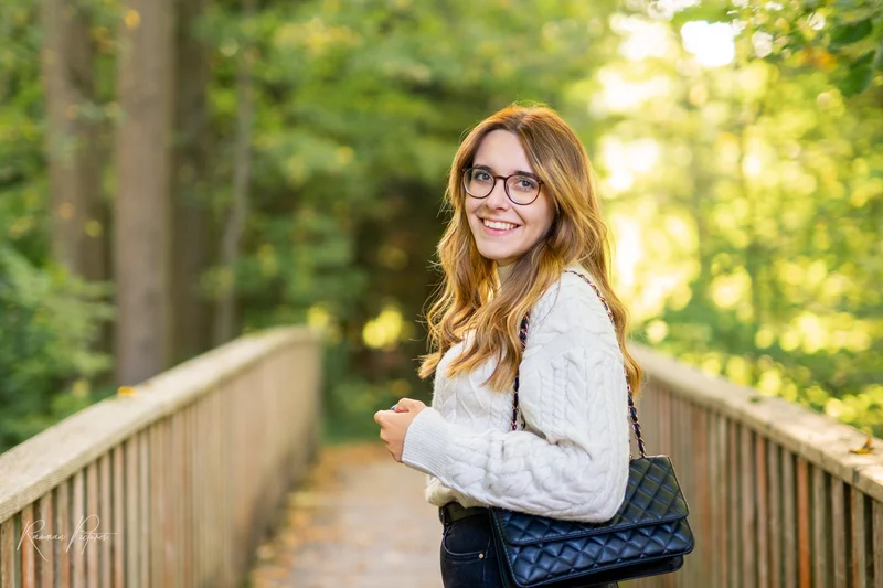 RawmanPictures - Sebastian Schiefermayr | Shooting Sophie N. | Porträt einer lächelnden Frau auf einer Brücke im Wald, Herbstfarben, Fotografie Natur.