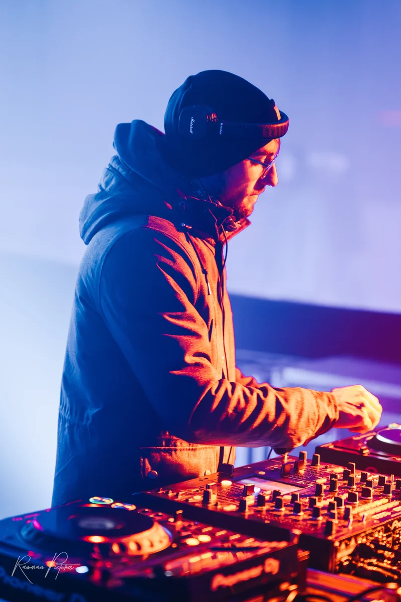 RawmanPictures - Sebastian Schiefermayr | Eisdisco Marchtrenk | DJ live auf der Bühne, elektronische Musik, energiegeladene Performance, Club-Atmosphäre.