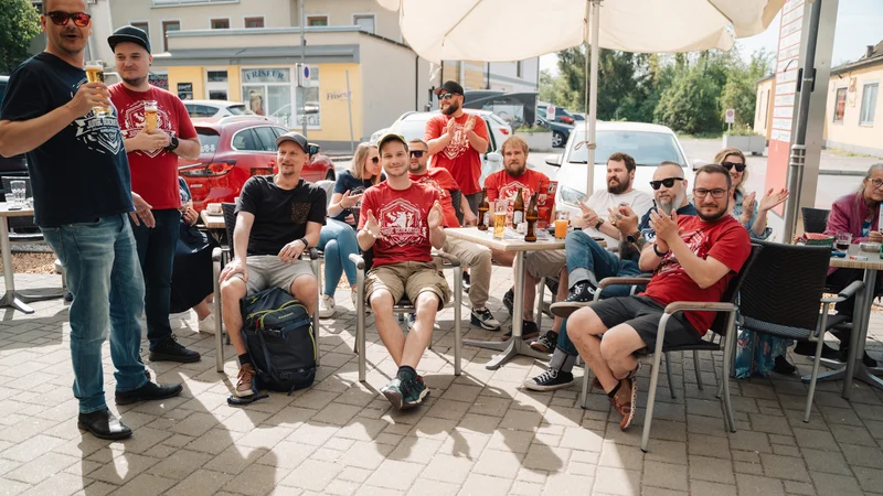 RawmanPictures - Sebastian Schiefermayr | Charity Brunch | Gruppe von Freunden genießt geselliges Beisammensein im Freien bei Sonnenschein.