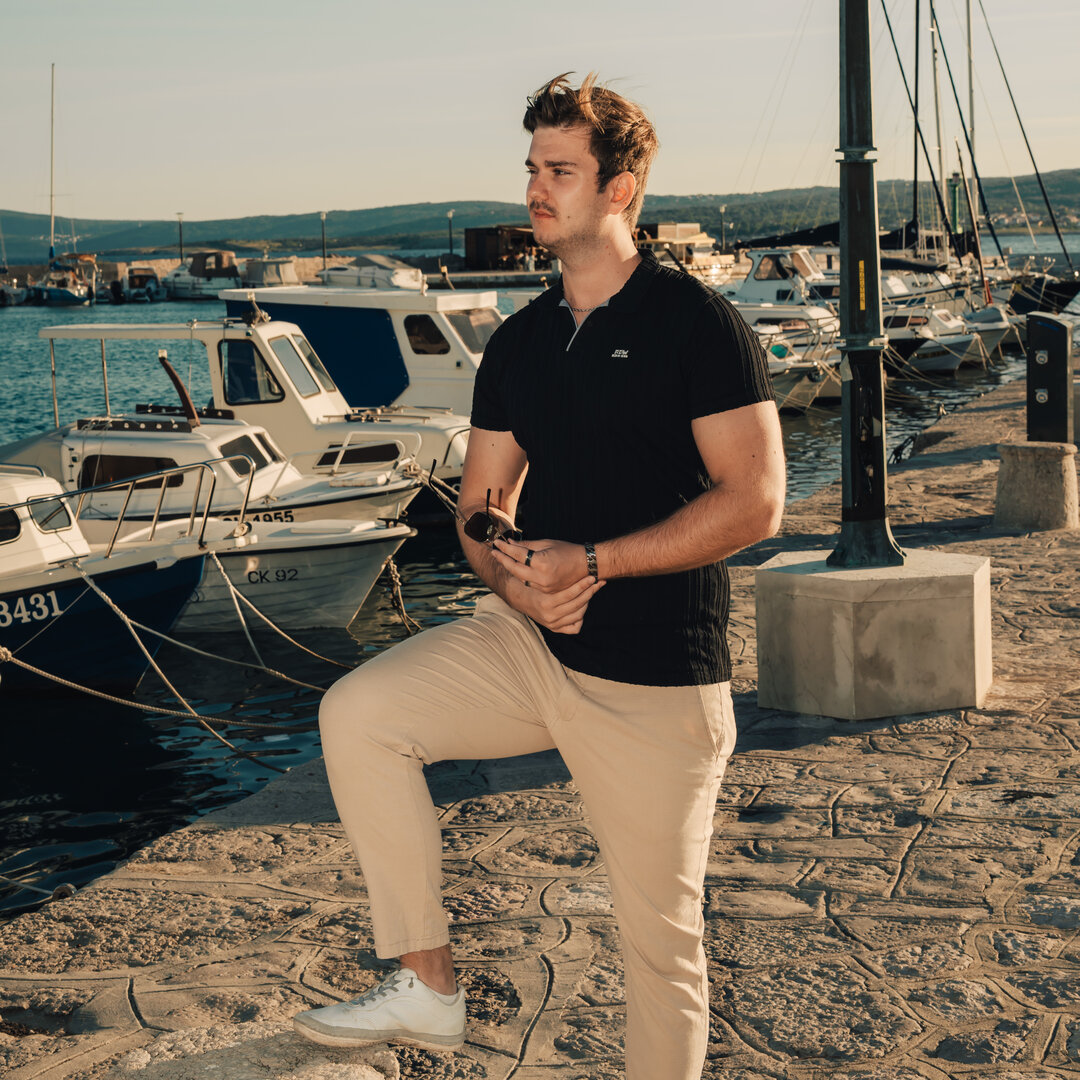 RawmanPictures - Sebastian Schiefermayr | Crikvenica 2025 | Mann posiert am Hafen, sommerliche Hafenfotografie für Reise- und Modefotogalerien.