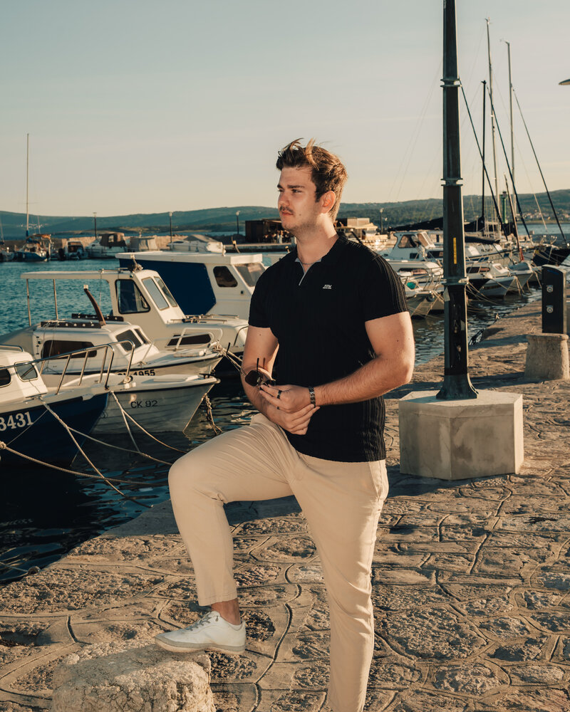 RawmanPictures - Sebastian Schiefermayr | Content Trip: Crikvenica 2025 | Mann posiert am Hafen, sommerliche Hafenfotografie für Reise- und Modefotogalerien.