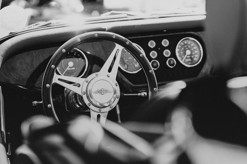 RawmanPictures - Sebastian Schiefermayr | Motortag 2026 | Schwarz-Weiß-Fotografie des Vintage-Autoinnenraums, klassisches Design, Retro-Ästhetik.