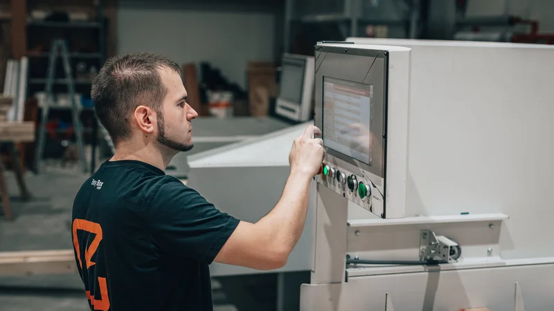 RawmanPictures - Sebastian Schiefermayr | Firmenshooting EasyBox GmbH | Mann bei der Bedienung einer Industriemaschine im Werk. Moderne Produktionstechnologie.