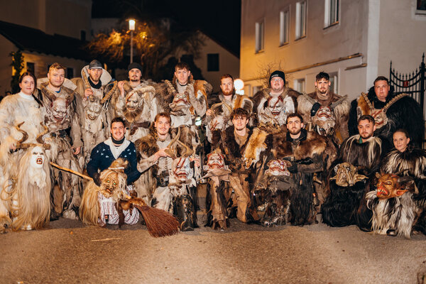RawmanPictures - Sebastian Schiefermayr | Perchtenlauf Eferding | Gruppe in traditionellen Fellkostümen bei Nachtumzug, Brauchtum, Fest.