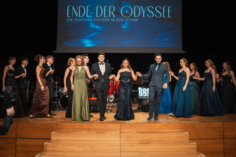 RawmanPictures - Sebastian Schiefermayr | Maturaball HTL1 | Eleganter Abschlussballabend mit stilvoll gekleideten Tänzern und festlicher Beleuchtung.