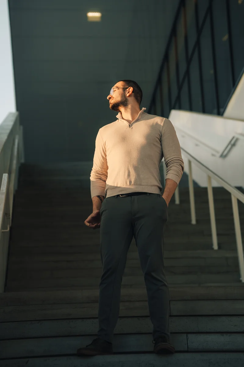 RawmanPictures - Sebastian Schiefermayr | Fotowalk Burhan | Mann auf Treppe in urbanem Setting, perfekte Beleuchtung, moderne Portrait-Fotografie.