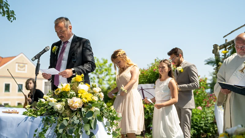 RawmanPictures - Sebastian Schiefermayr | Hochzeit Traude & Gerhard | Außenhochzeitszeremonie bei Sonnenschein – Liebe, Familie und Natur in perfekter Harmonie.