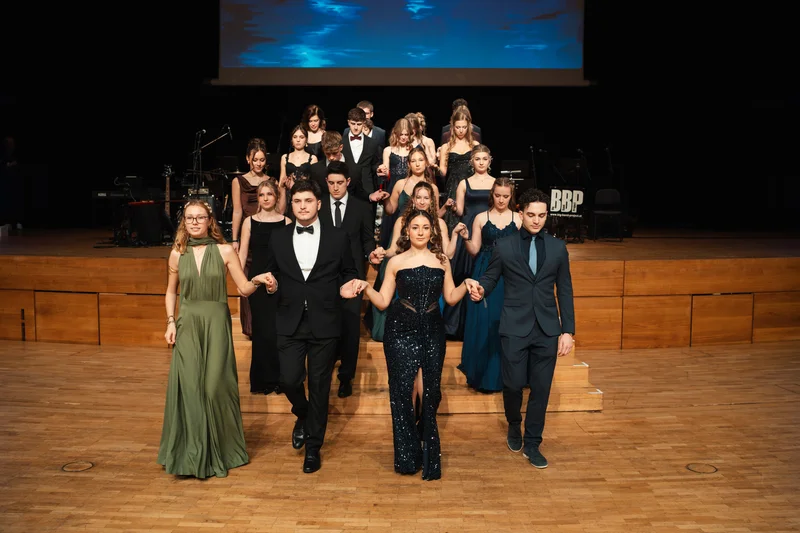 RawmanPictures - Sebastian Schiefermayr | Maturaball HTL1 | Junge Erwachsene in Abendgarderobe auf einer Bühne, festlicher Ballabend, Eventfotografie.