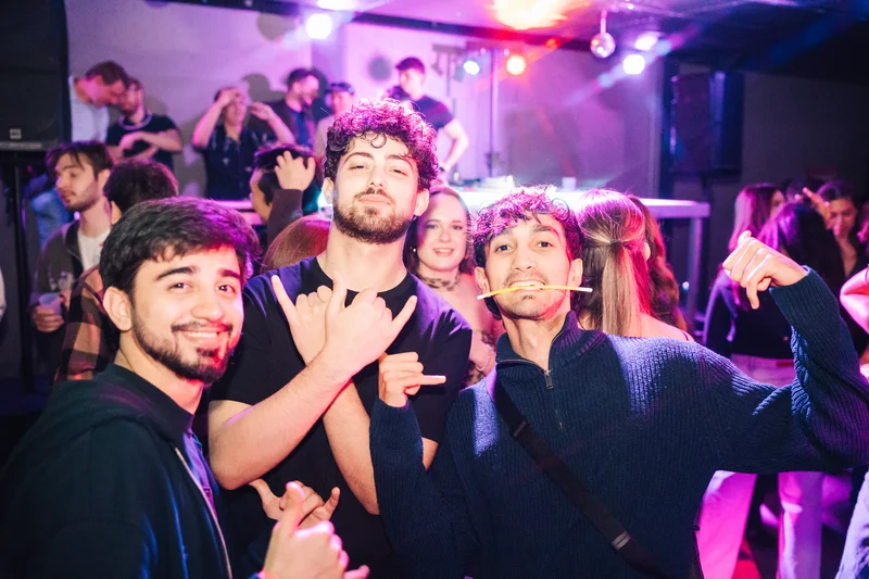 RawmanPictures - Sebastian Schiefermayr | JKU Mensafest | Party im Club: Feiernde Freunde auf der Tanzfläche. Nachtleben, Spaß und Fotografie.