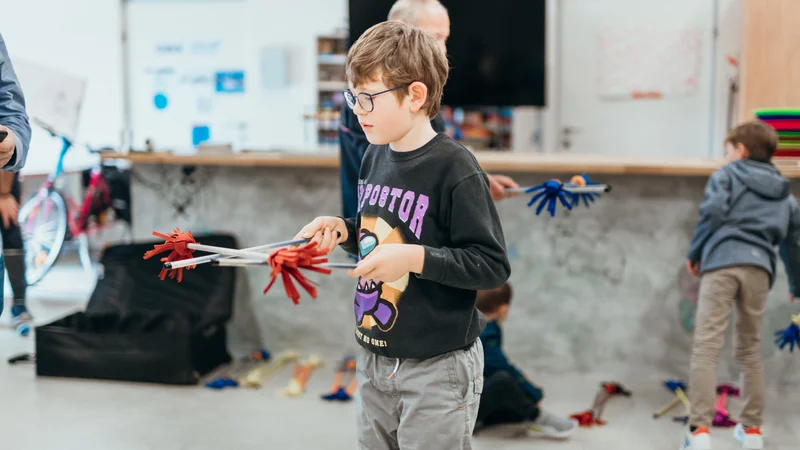 RawmanPictures - Sebastian Schiefermayr | Jonglierworkshop Marchtrenk | Jonglier-Workshop für Kinder im Innenbereich, kreative Freizeitaktivität, Eventfotografie.