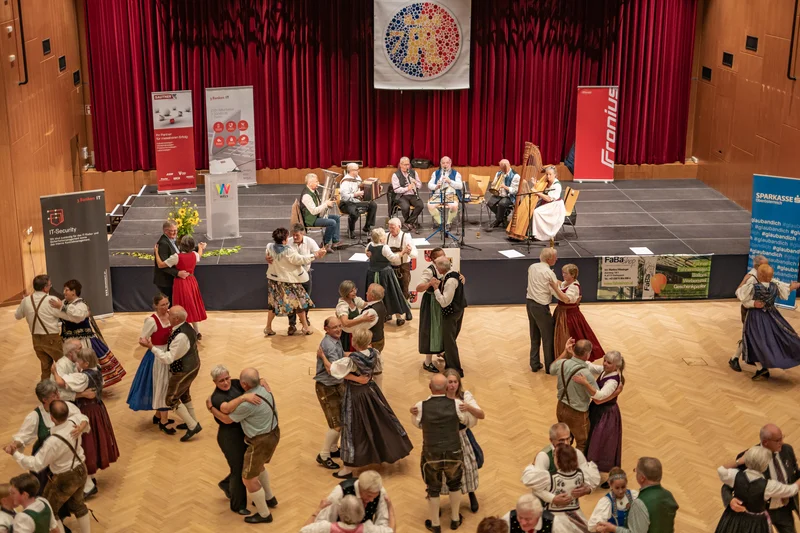 RawmanPictures - Sebastian Schiefermayr | Volkstanzfest | Tanzveranstaltung im Festsaal: Traditionelle Kleidung und Live-Musik für stimmungsvolle Events.