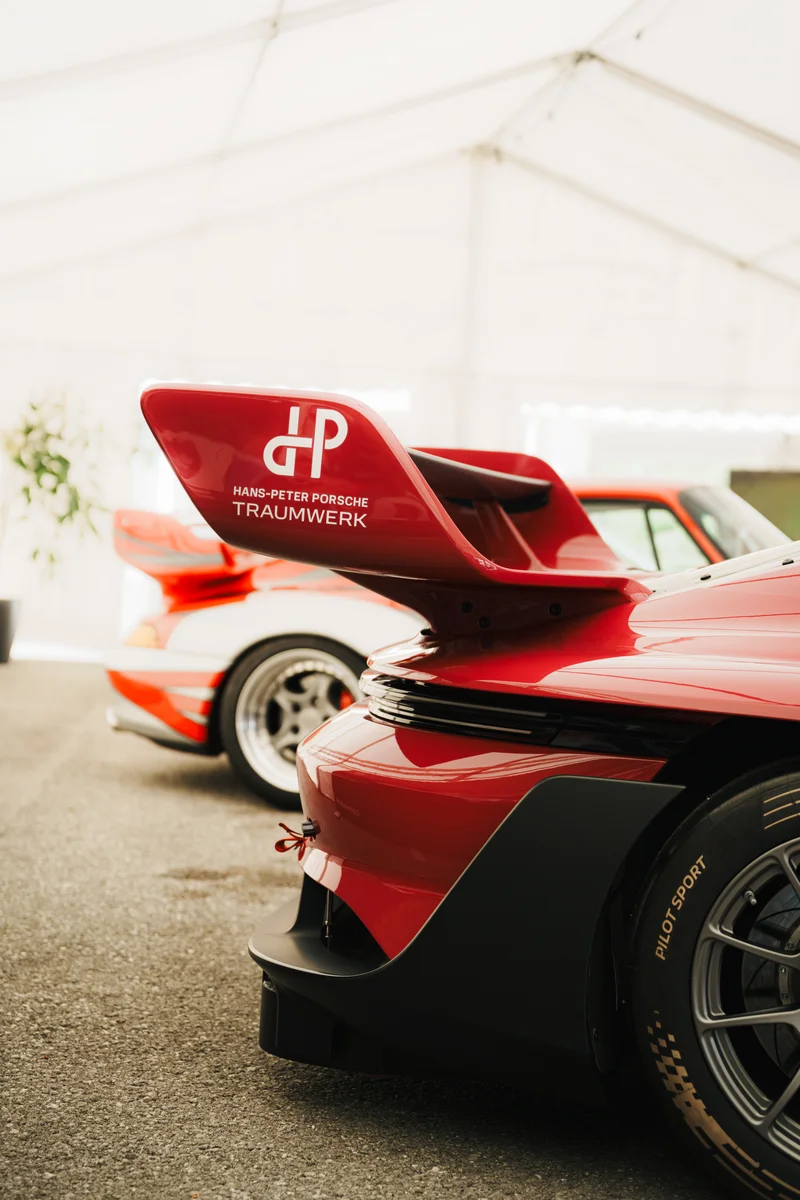 RawmanPictures - Sebastian Schiefermayr | Motortag 2026 | Roter Sportwagen mit Heckflügel in Ausstellungszelt fotografiert, Motorsport-Event Highlight.