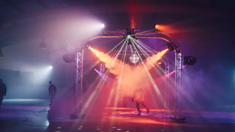 RawmanPictures - Sebastian Schiefermayr | Eisdisco Marchtrenk | Beleuchtete Eventbühne: Spektakuläre Lichteffekte für unvergessliche Partynächte fotografieren.