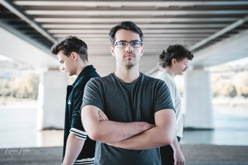 RawmanPictures - Sebastian Schiefermayr | Shooting Alex, Markus & Max | Moderne Porträtfotografie unter Brücke: Kreative junge Männer in urbaner Kulisse.