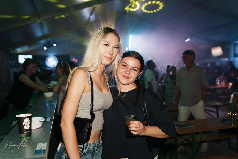 RawmanPictures - Sebastian Schiefermayr | Stadtfest-Marchtrenk  | Zwei Frauen bei einer Feier in stimmungsvoller Partylocation. Eventfotografie, Partyatmosphäre.