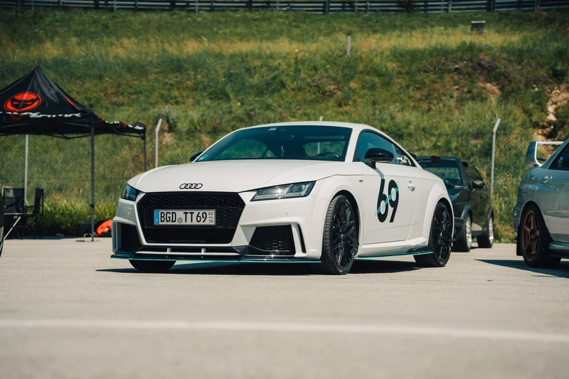 RawmanPictures - Sebastian Schiefermayr | Motortag 2026 | Sportwagen-Fotografie, Rennstrecke, weißer Audi TT, Motorsport-Event, dynamisches Autodesign.