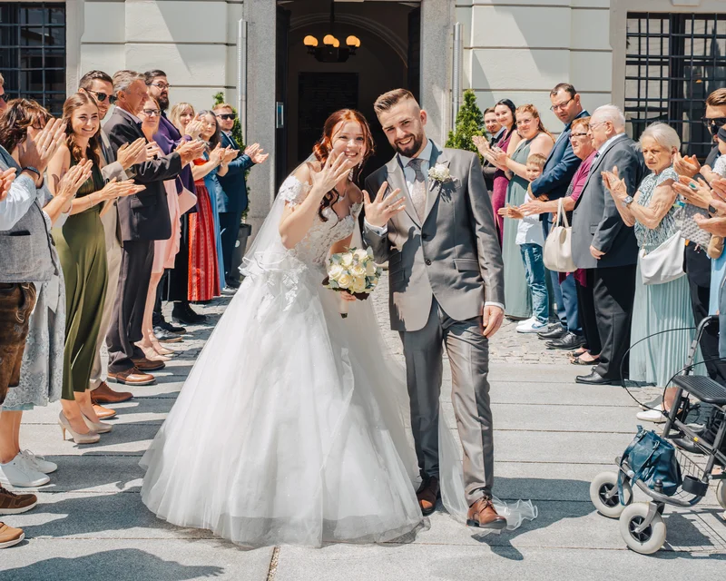 RawmanPictures - Sebastian Schiefermayr | Hochzeit Natalia & Jürgen | Frisch vermähltes Paar verlässt Feier, Hochzeitsfotografie, glückliche Momente festhalten.
