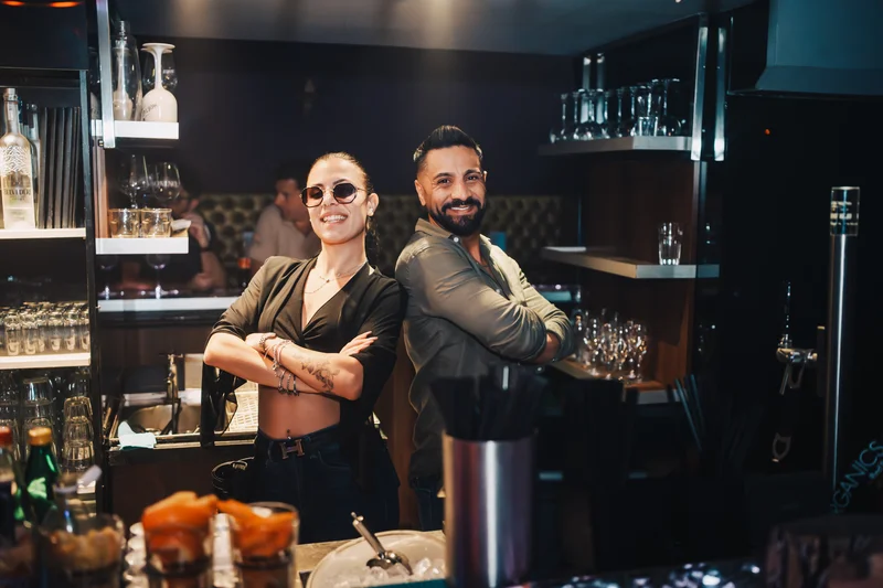RawmanPictures - Sebastian Schiefermayr | AMP'D Drum & Bass | Barkeeper-Team in moderner Bar, lockere Atmosphäre und Gastfreundschaft für unvergessliche Nächte.
