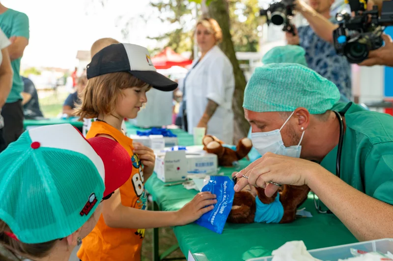 RawmanPictures - Sebastian Schiefermayr | Sommereisdisco | Kinderveranstaltung: Teddybärklinik für Gesundheitsbewusstsein und Spaß im Freien.
