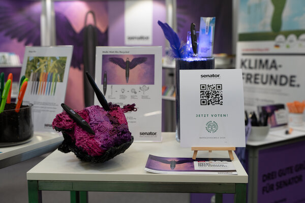 RawmanPictures - Sebastian Schiefermayr | Marke[ding] Wels | Nachhaltige Stiftpräsentation auf Messe: Kreative Recycling-Ideen und umweltfreundliche Akzente.