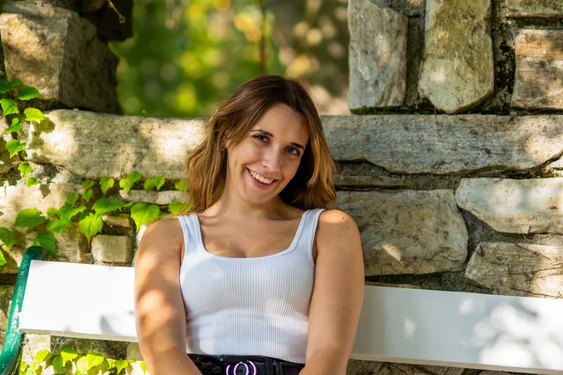 RawmanPictures - Sebastian Schiefermayr | Shooting Sophie N. | Porträtfotografie, natürliche Beleuchtung, entspannte Atmosphäre im Garten.