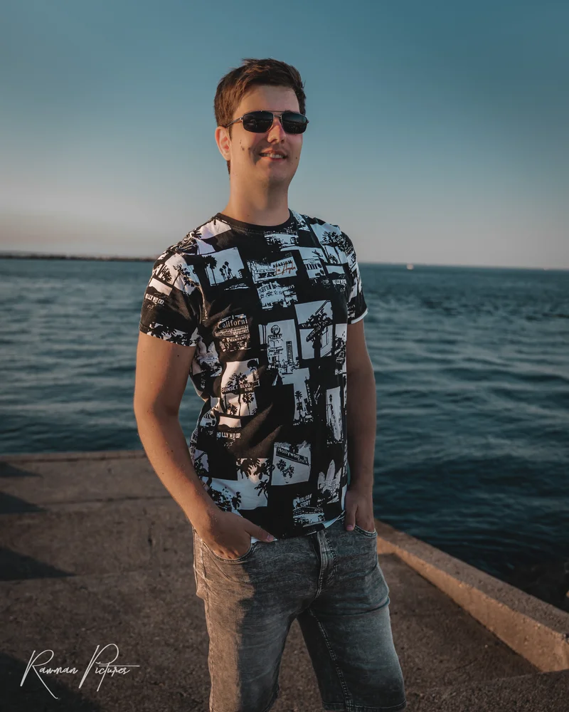 RawmanPictures - Sebastian Schiefermayr | Chioggia 2022 | Junger Mann am Meer bei Sonnenuntergang: Porträtfotografie in dramatischem Abendlicht.