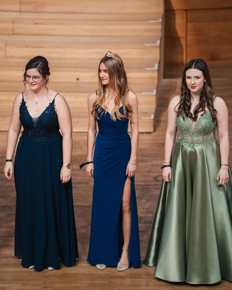 RawmanPictures - Sebastian Schiefermayr | Maturaball HTL1 | Gala-Abendkleider-Fotografie: Eleganz und Stil auf einem gehobenen Event festgehalten.
