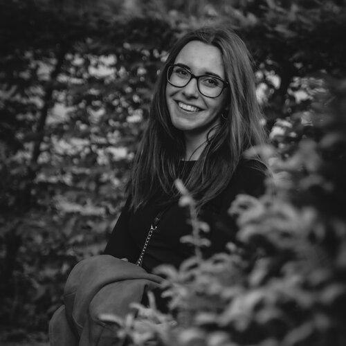 RawmanPictures - Sebastian Schiefermayr | Shooting Sophie N. | Porträt einer Frau im Wald, schwarz-weiß Fotografie, natürliche Lichtstimmung.