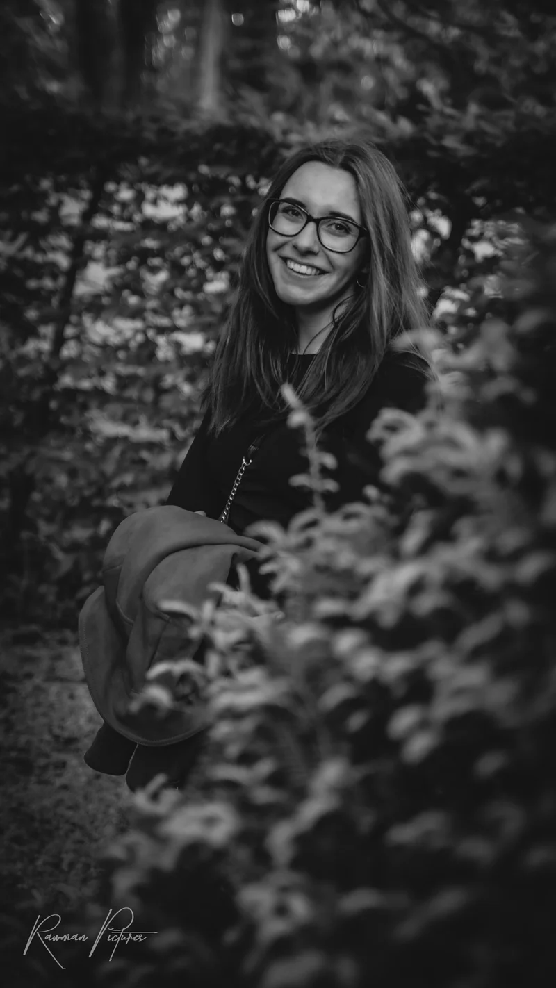 RawmanPictures - Sebastian Schiefermayr | Shooting Sophie N. | Porträt einer Frau im Wald, schwarz-weiß Fotografie, natürliche Lichtstimmung.