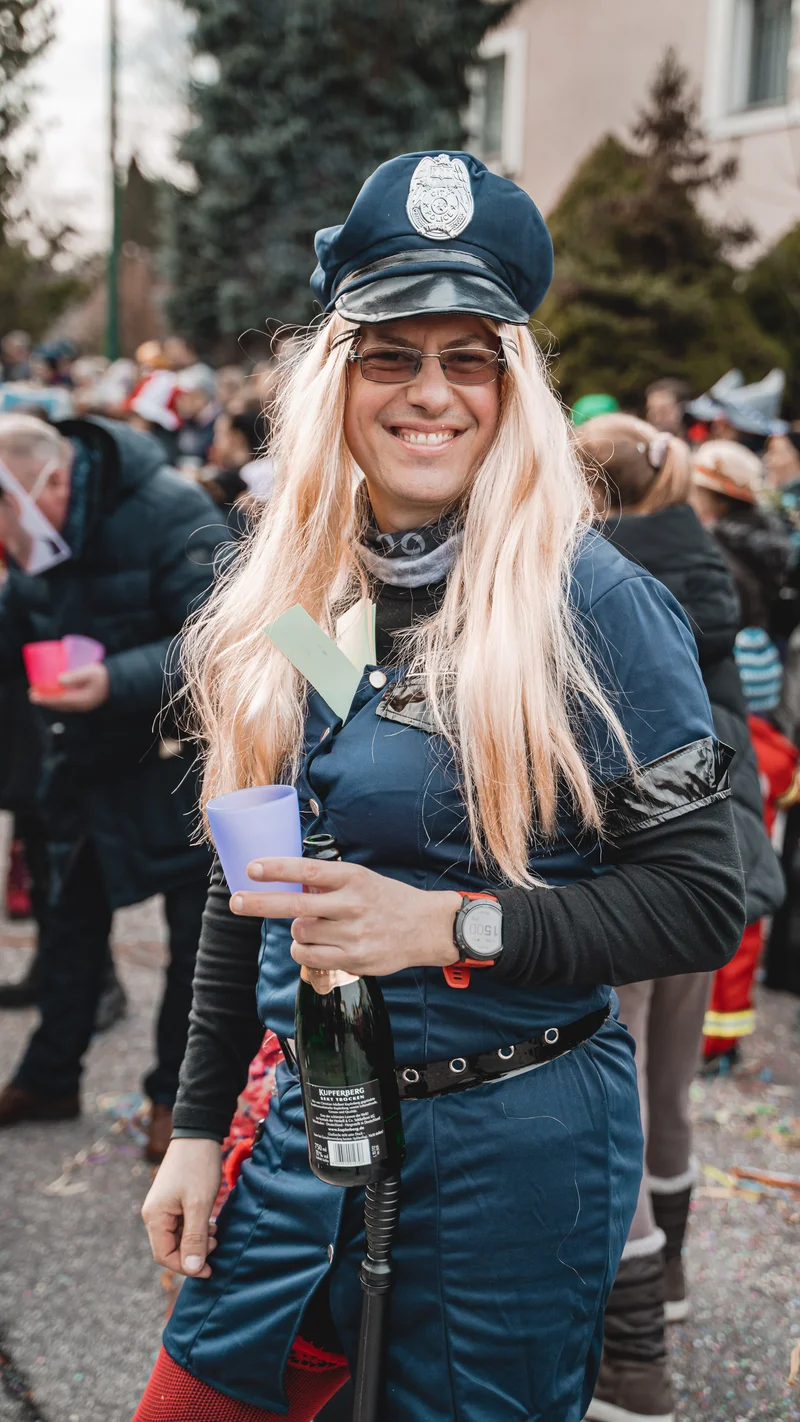 RawmanPictures - Sebastian Schiefermayr | Faschingsumzug Weißkirchen | Karnevalskostüm-Party: Fröhliche Menschen feiern und posieren in kreativen Outfits.