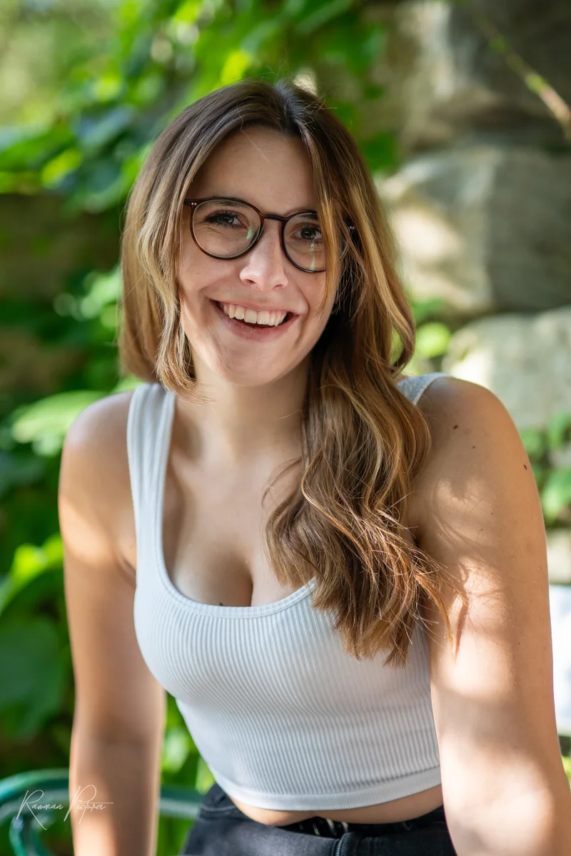 RawmanPictures - Sebastian Schiefermayr | Shooting Sophie N. | Portraitfotografie im Freien: Natürliche Lichter und ausdrucksstarke Augenblicke festhalten.