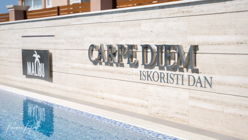 RawmanPictures - Sebastian Schiefermayr | Maturareise Kroatien | Poolbereich im Freien mit stilvollem "Carpe Diem"-Design und mediterranem Charme.