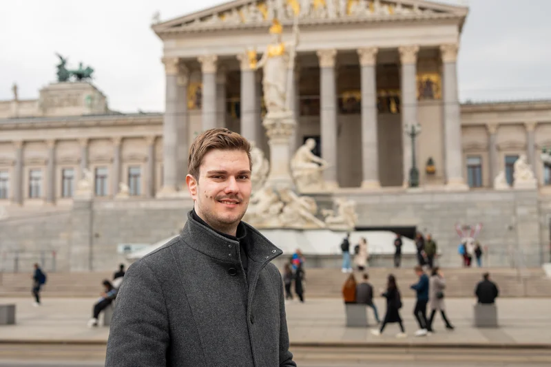 RawmanPictures - Sebastian Schiefermayr | Daytrip Wien | Porträtshooting in Wien: Moderne Fotografie vor historischer Kulisse für einzigartige Momente.