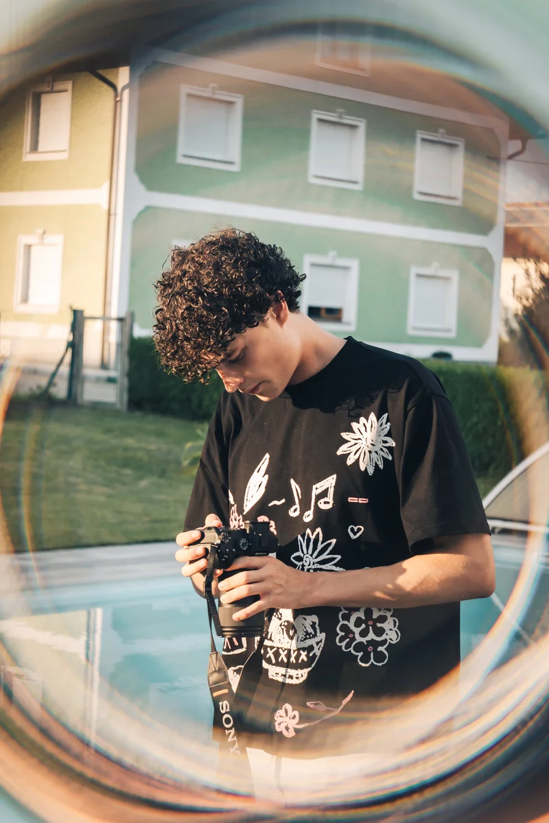 RawmanPictures - Sebastian Schiefermayr | Vality & Friends | Junger Fotograf im Freien bei Tageslicht, moderne kreative Porträtfotografie.