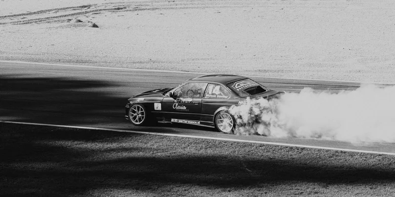 RawmanPictures - Sebastian Schiefermayr | Motortag 2026 | Driftendes Auto auf Rennstrecke in Schwarzweiß, Motorsportfotografie, Actionaufnahme.